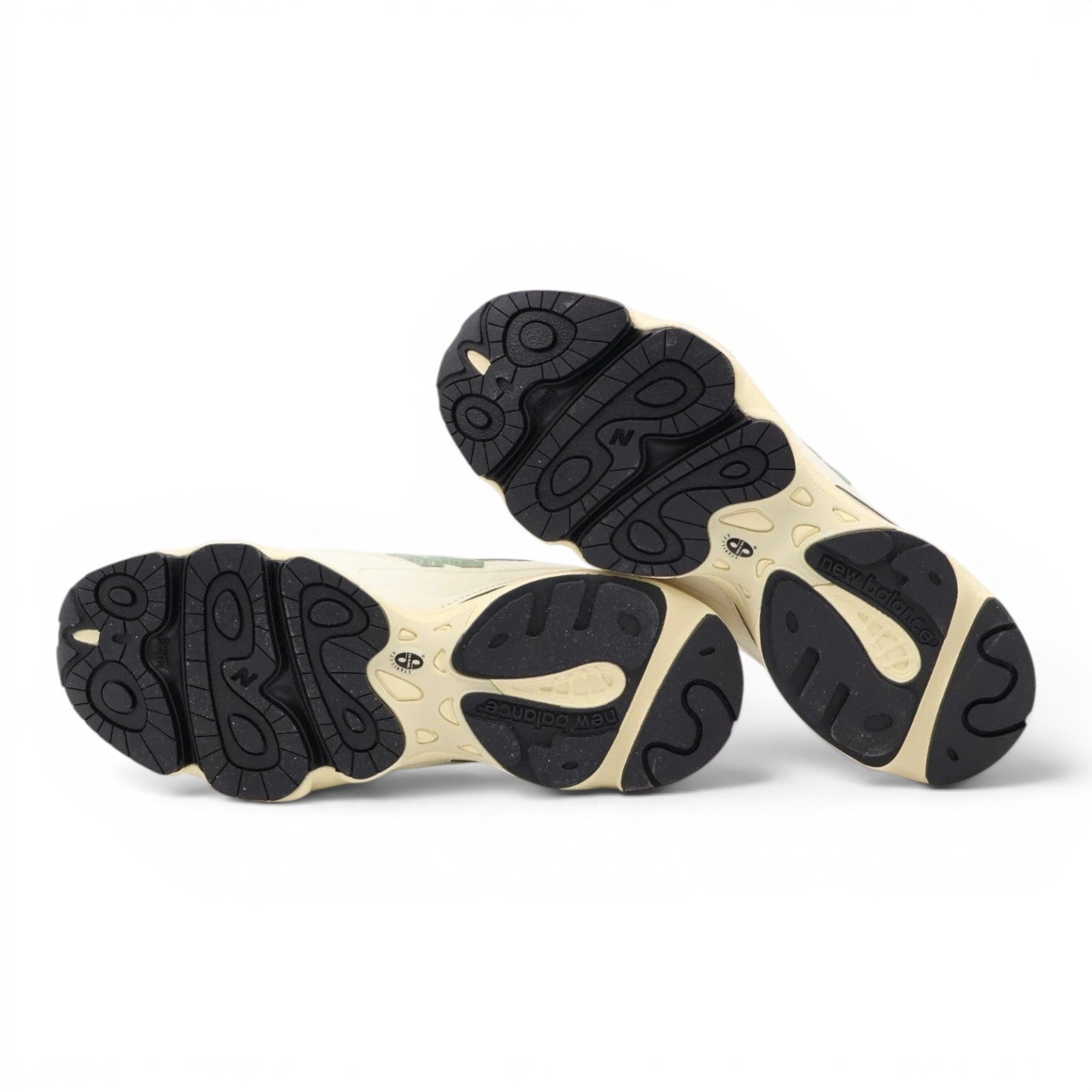 urbanstyle New Balance 1000 sneakers showing the black rubber outsoles with detailed tread patterns