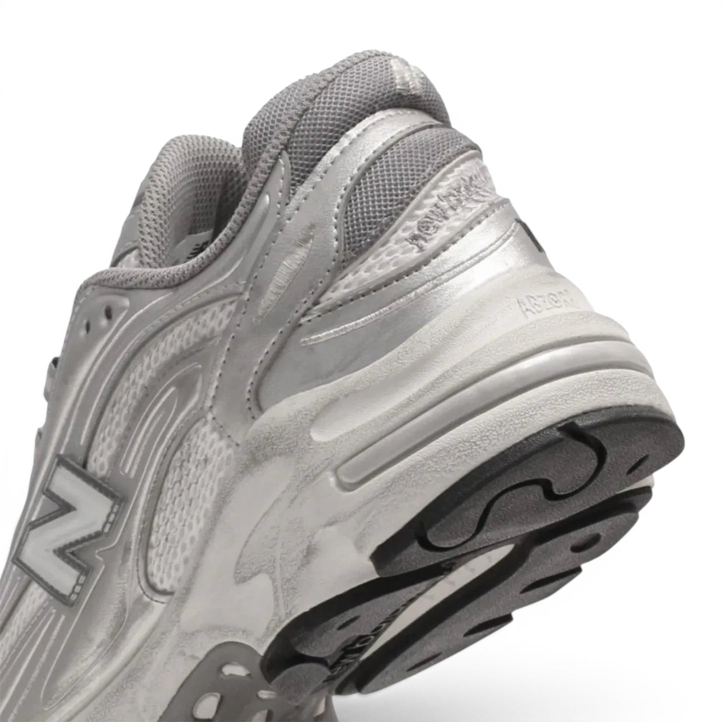 urbanstyle New Balance 1000 metallic silver lifestyle running sneaker with mesh upper and ABZORB midsole cushioning.