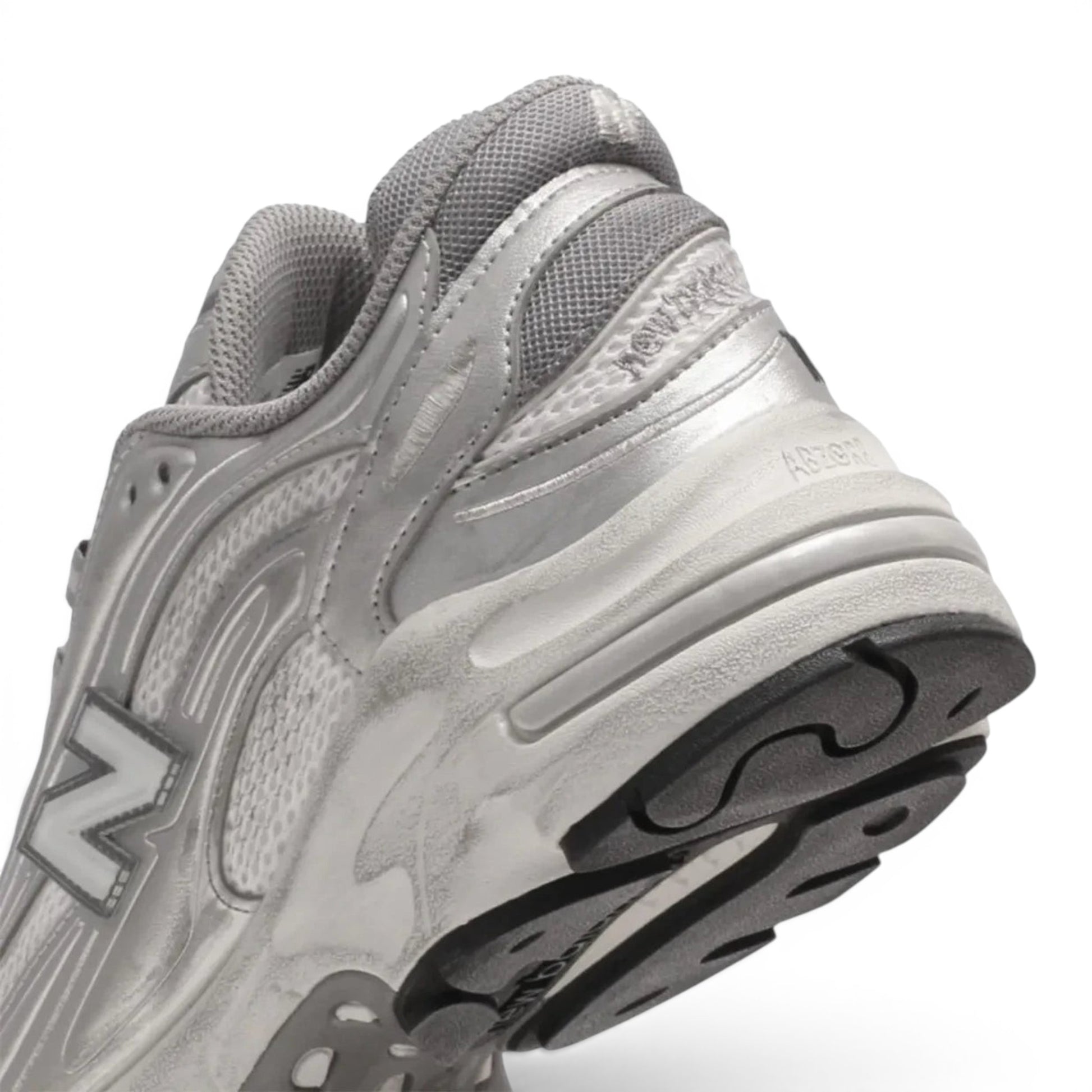 urbanstyle New Balance 1000 metallic silver lifestyle running sneaker with mesh upper and ABZORB midsole cushioning.