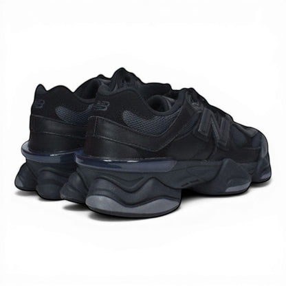 urbanstyle New Balance 9060 Triple Black sneakers with mesh and leather details.