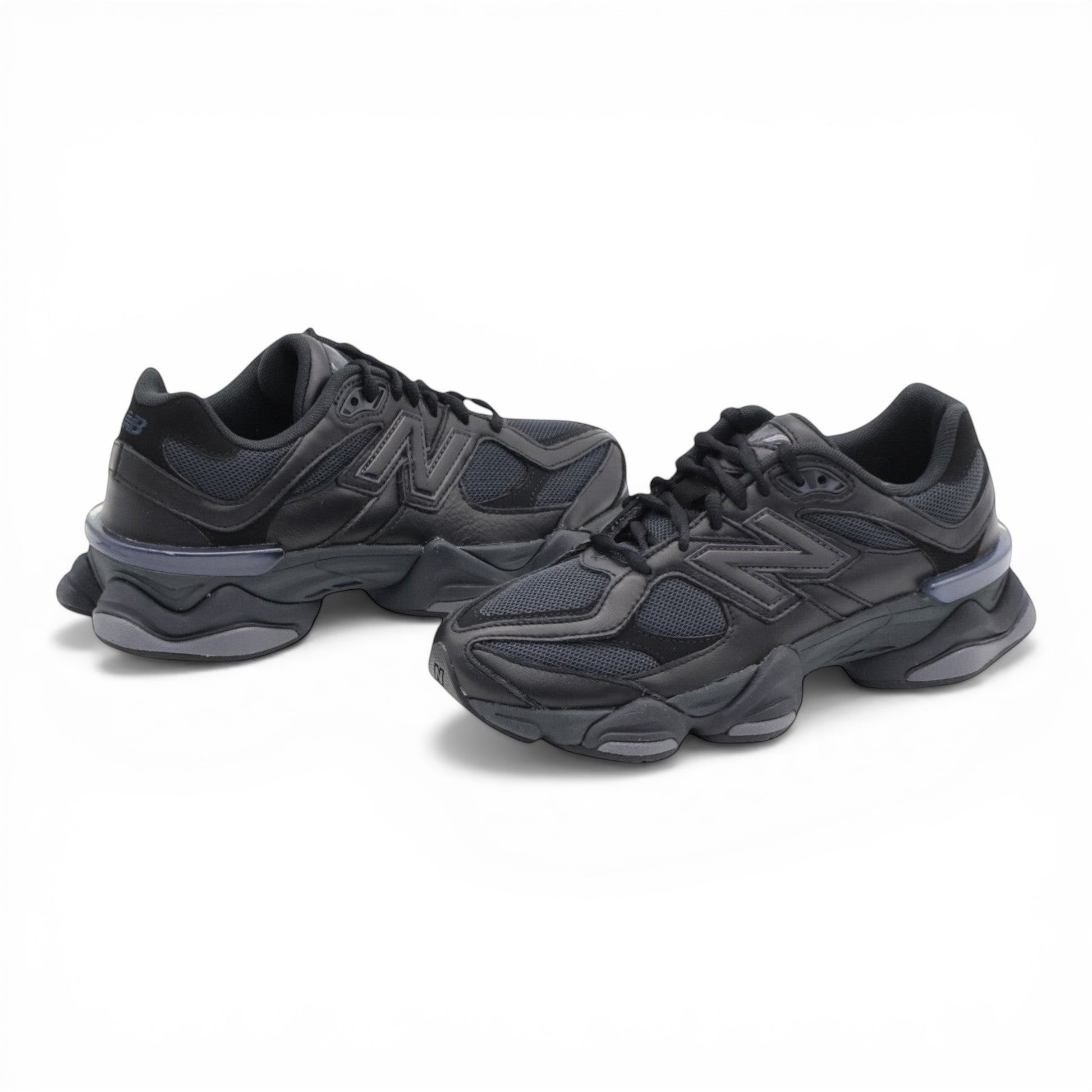 Urbanstyle New Balance 9060 Triple Black sneakers with mesh and leather upper, chunky sole, and N logo.