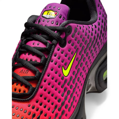 Urbanstyle Nike Air Max Plus sneakers with pink, purple, orange gradient mesh, neon green Swoosh, and perforated pattern.