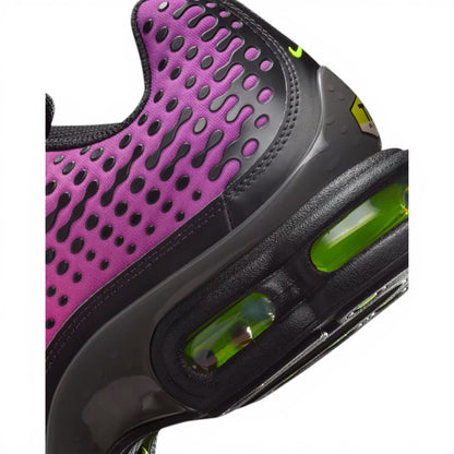Urbanstyle Nike Air Max Plus sneakers with pink, purple, orange gradient mesh, black perforated pattern, and neon green Swoosh.