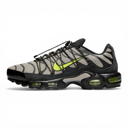 Urbanstyle Nike Air Max Plus sneakers with grey and black tiger stripes, volt green accents, and cushioned sole.