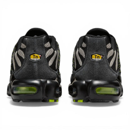 Urbanstyle Nike Air Max Plus Tn SE sneakers in black and grey with volt green accents and tiger stripe pattern.