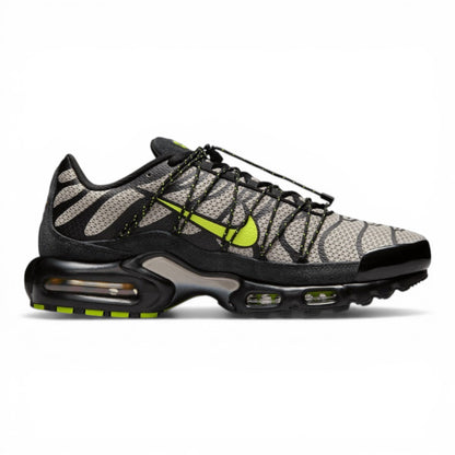 Urbanstyle Nike Air Max Plus Tn Se sneakers in grey, black, and volt green with tiger stripes and cushioned sole.