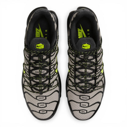 Urbanstyle Nike Air Max Plus Tn Se grey & black tiger stripe sneakers with volt green accents.
